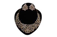 Dames sieraden set creme ketting in oorbellen