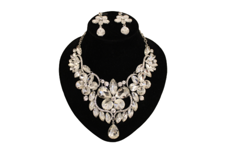 Dames sieraden set creme ketting in oorbellen