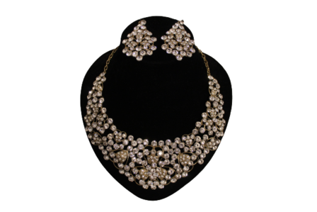 Dames sieraden set creme ketting in oorbellen