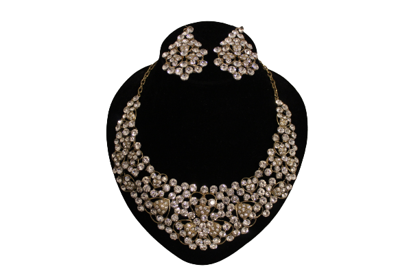 Dames sieraden set creme ketting in oorbellen